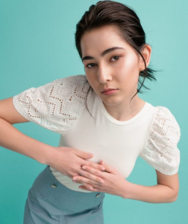 Kemeja Putih dengan Lengan Menggelembung